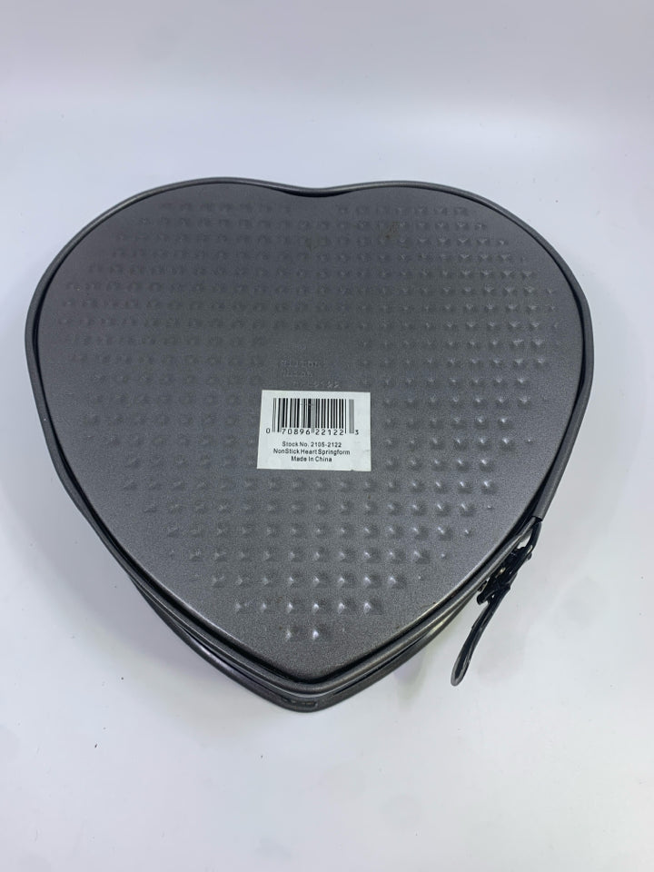HEART SHAPED CAKE PAN SPRINGFORM WILTON.