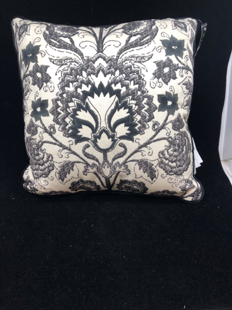 BLACK/WHITE TEXTURED PILLOW.