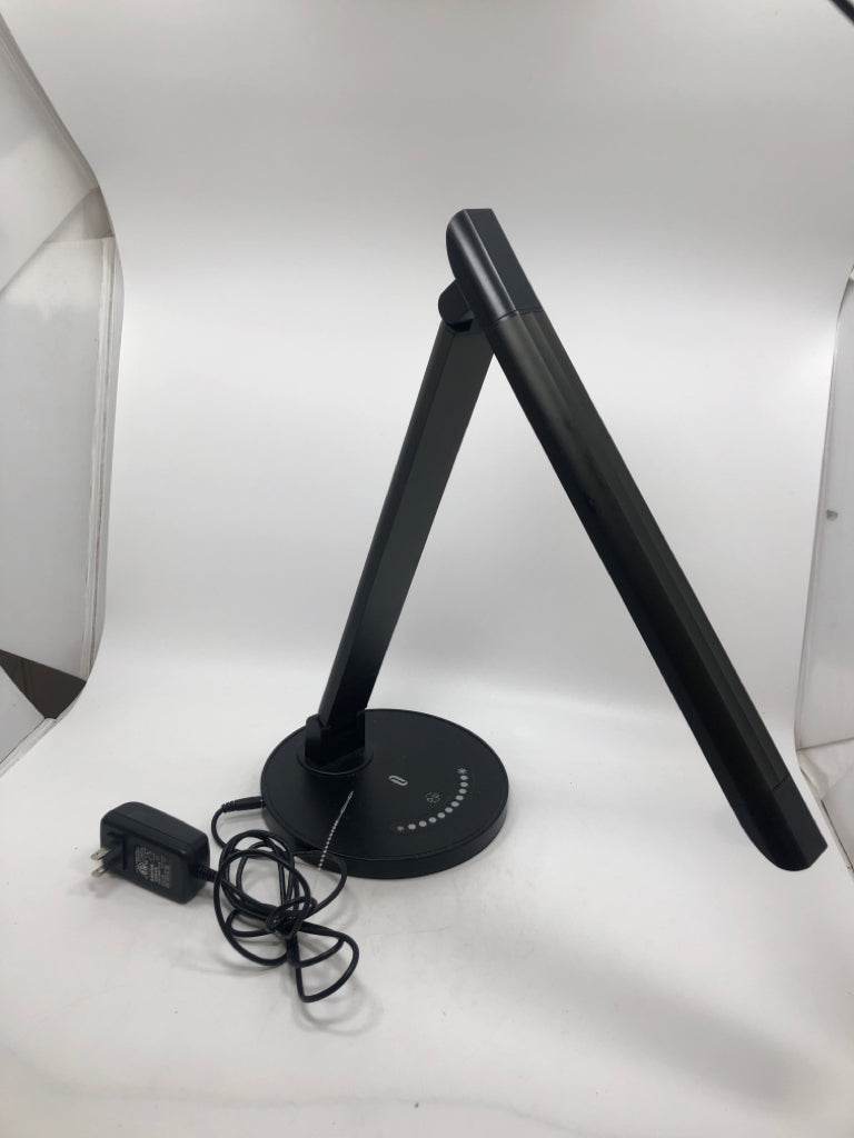LED ADJUSTABLE BAR LAMP.
