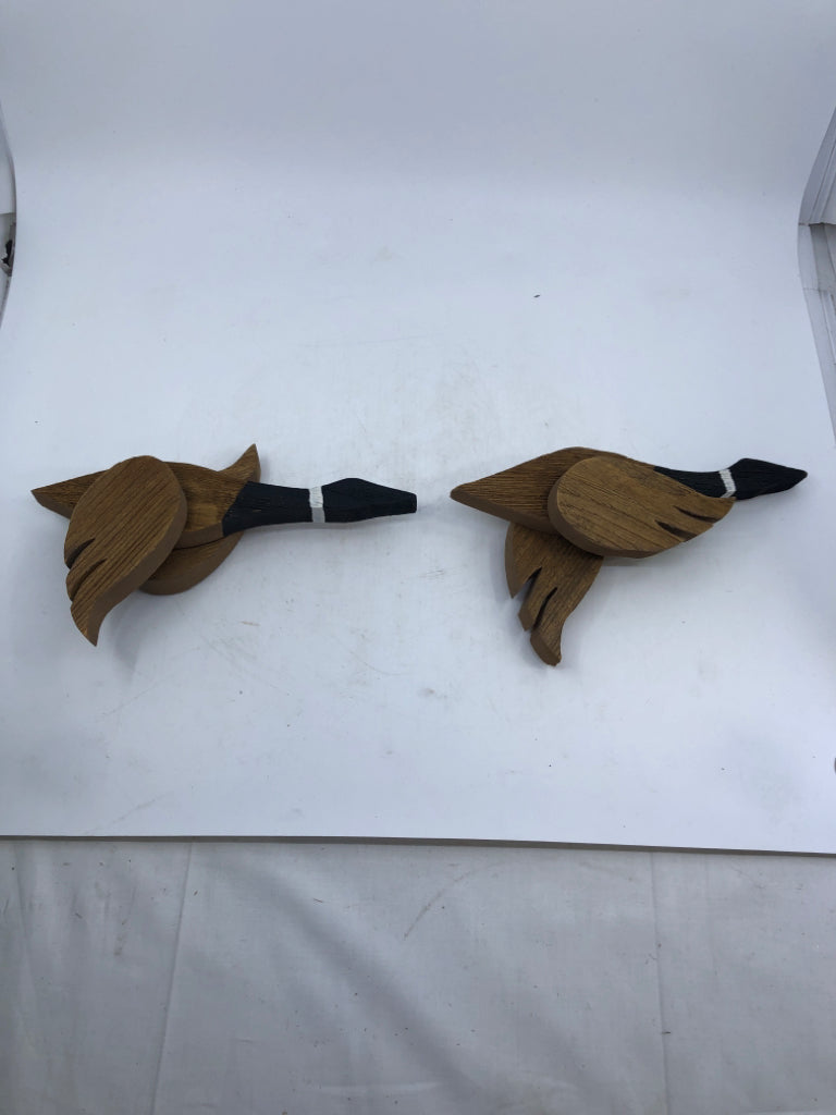 2 WOOD GEESE MOVEABLE WINGS WALL HANGINGS.
