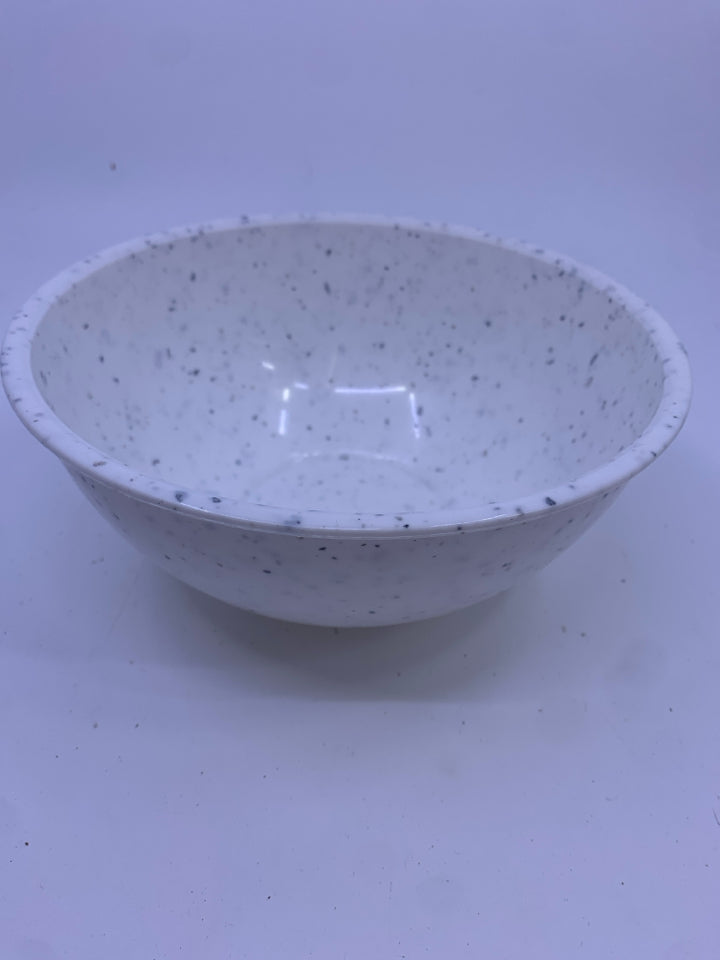 4 NESTING PLASTIC MIXING BOWLS.