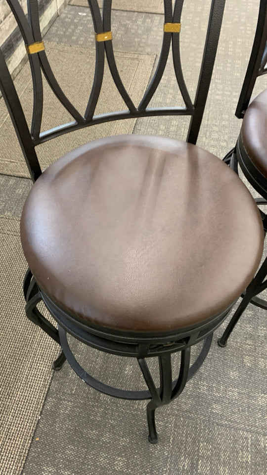 2 METAL BAR STOOLS W/FAUX LEATHER SEATS.