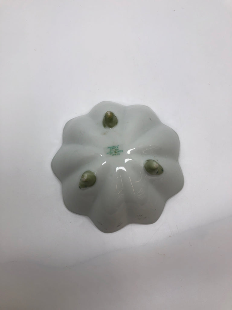 VTG GREEN/WHITE PORCELAIN CATCH ALL DISH W/LEGS.