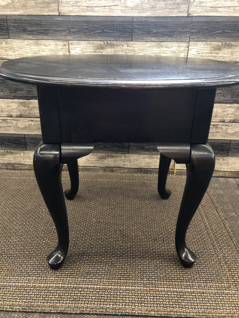 BLACK PAINTED WOOD SIDE TABLE W/DRAWER.