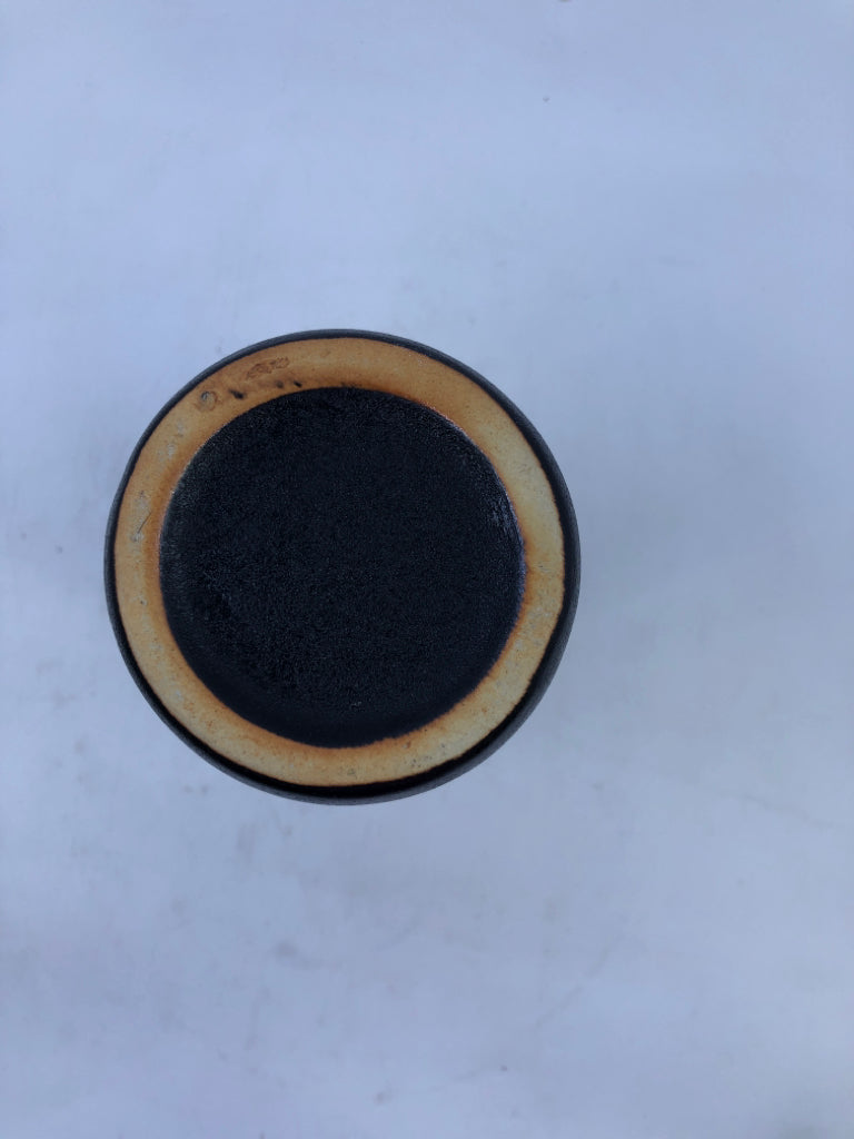 BLACK SKINNY NECK VASE.