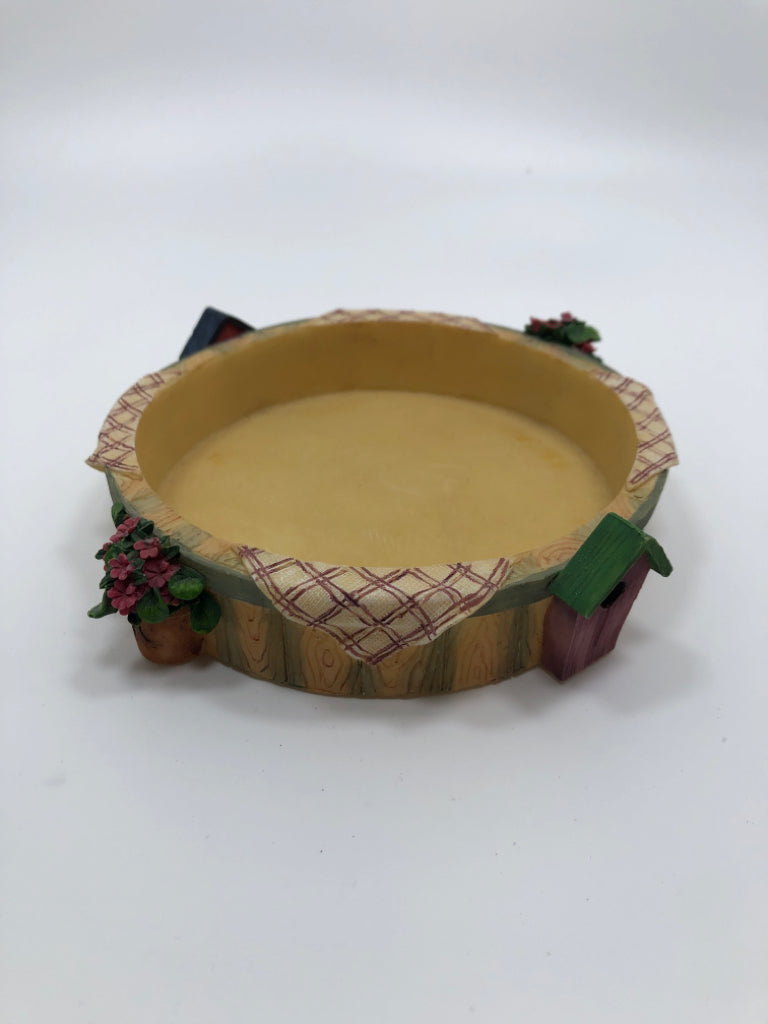 CANDLE PLATE W/ FLOWER/BIRDHOUSE DESIGN.