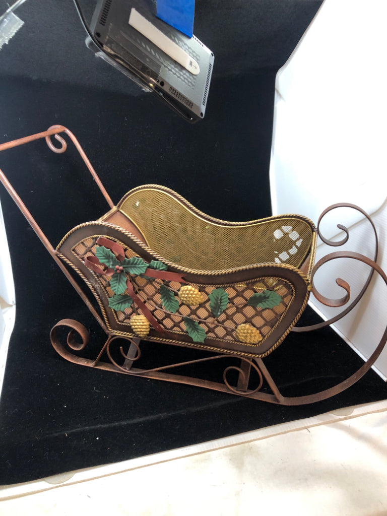METAL WINTER DECORATED SLEIGH DECOR.