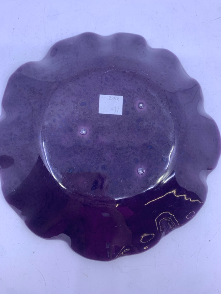 6 PURPLE FLOWER SHAPED LUNCH PLATES.