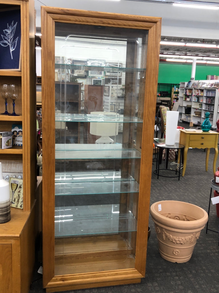 PULASKI 5-SHELF CURIO CABINET W/SIDE DOORS.