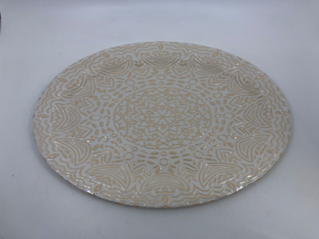 OVAL MELAMINE TRAY W/ TEXTURED CREAM PATTERN PLATTER.