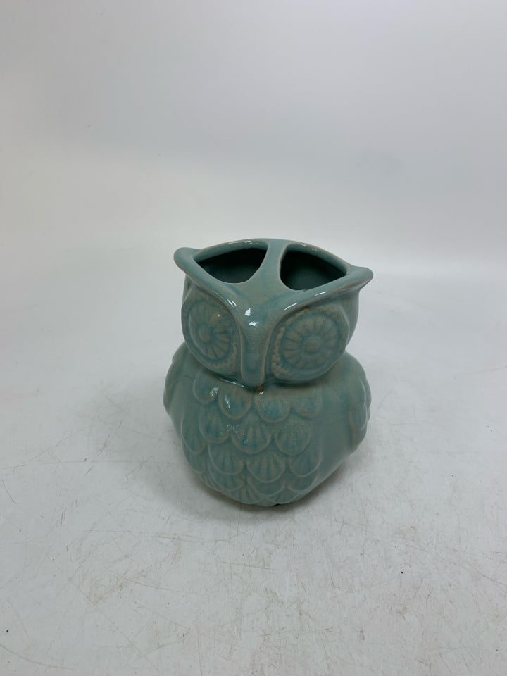 EMBOSSED OWL TOOTHBRUSH HOLDER.