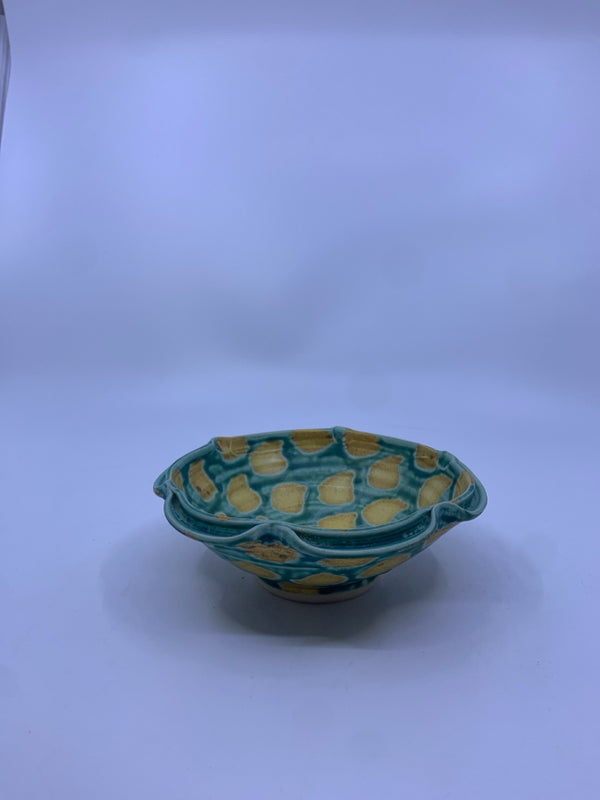 GREEN AND YELLOW LIPPED EDGE DETAIL BOWL.
