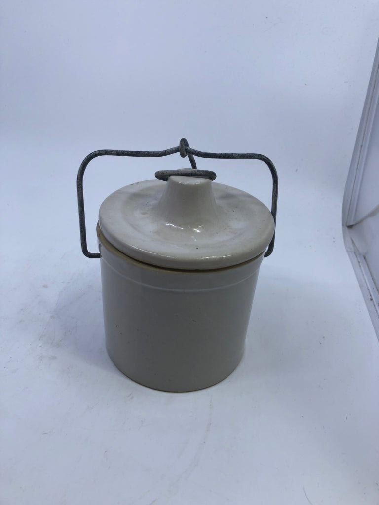 CREAM CROCK W METAL CLASP.