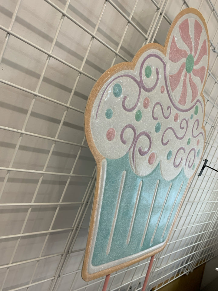 LG GLITTER CUPCAKE YARD SIGN.