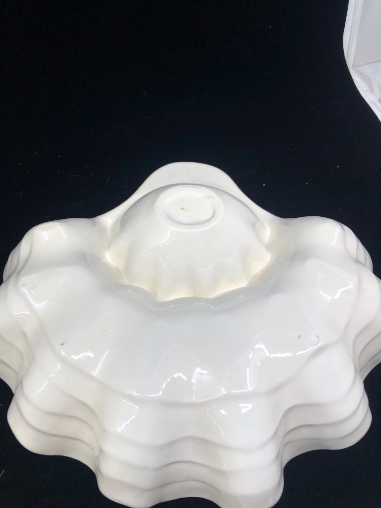 CLAM SHELL DISH WITH RED SHRIMP SAUCE DIP CONTAINER.