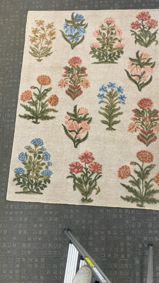 BLOCK FLORAL THRESHOLD RUG.