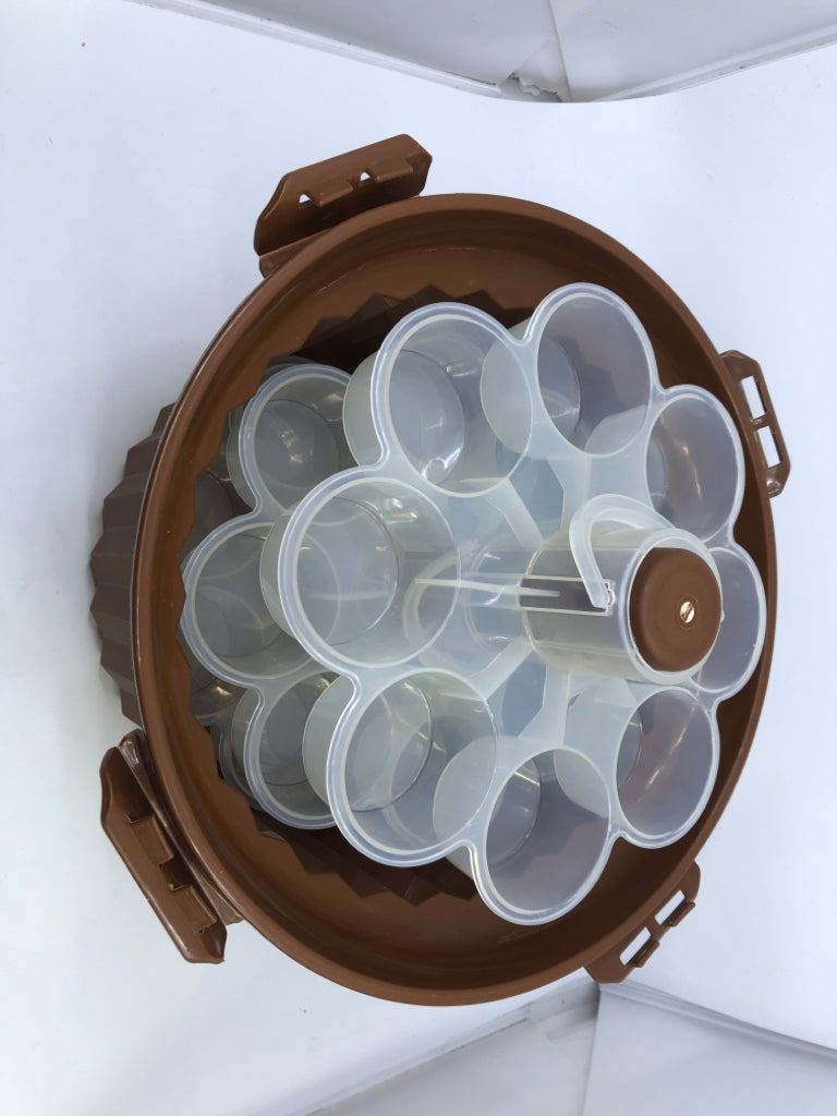LARGE CUPCAKE TRAVEL CARRIER.