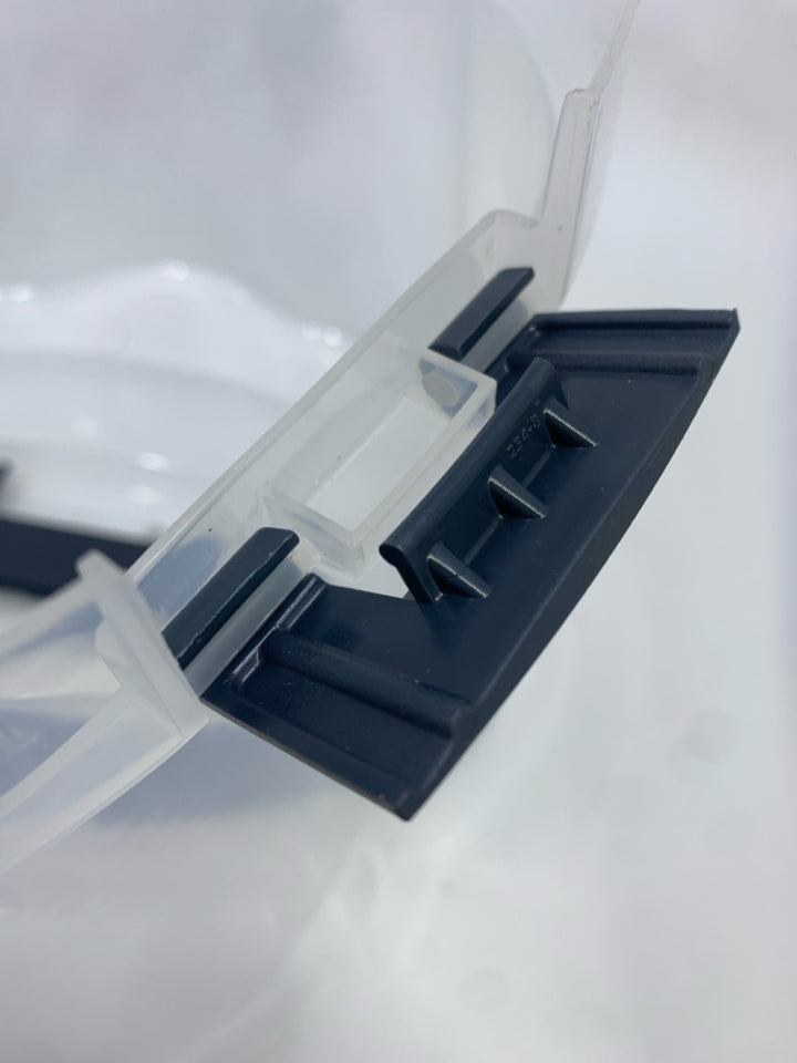 CUPCAKE & CAKE HOLDER W/KNIFE & PLASTIC COVER.