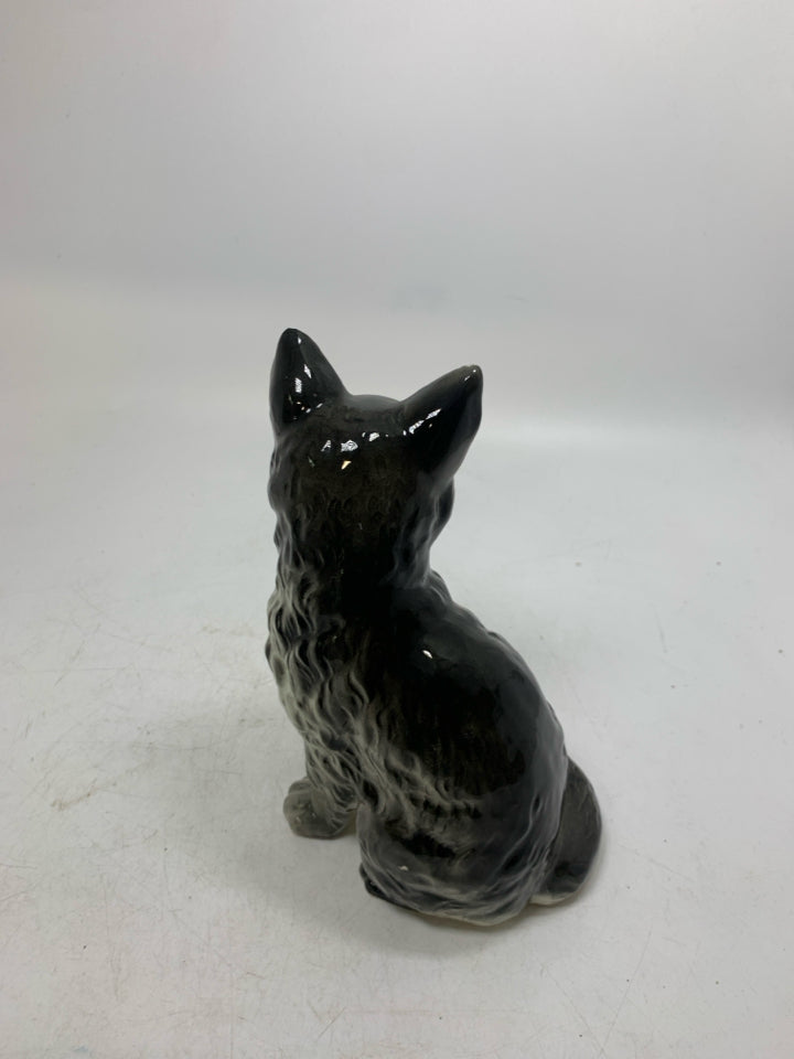 VTG SITTING LONG HAIR CAT.
