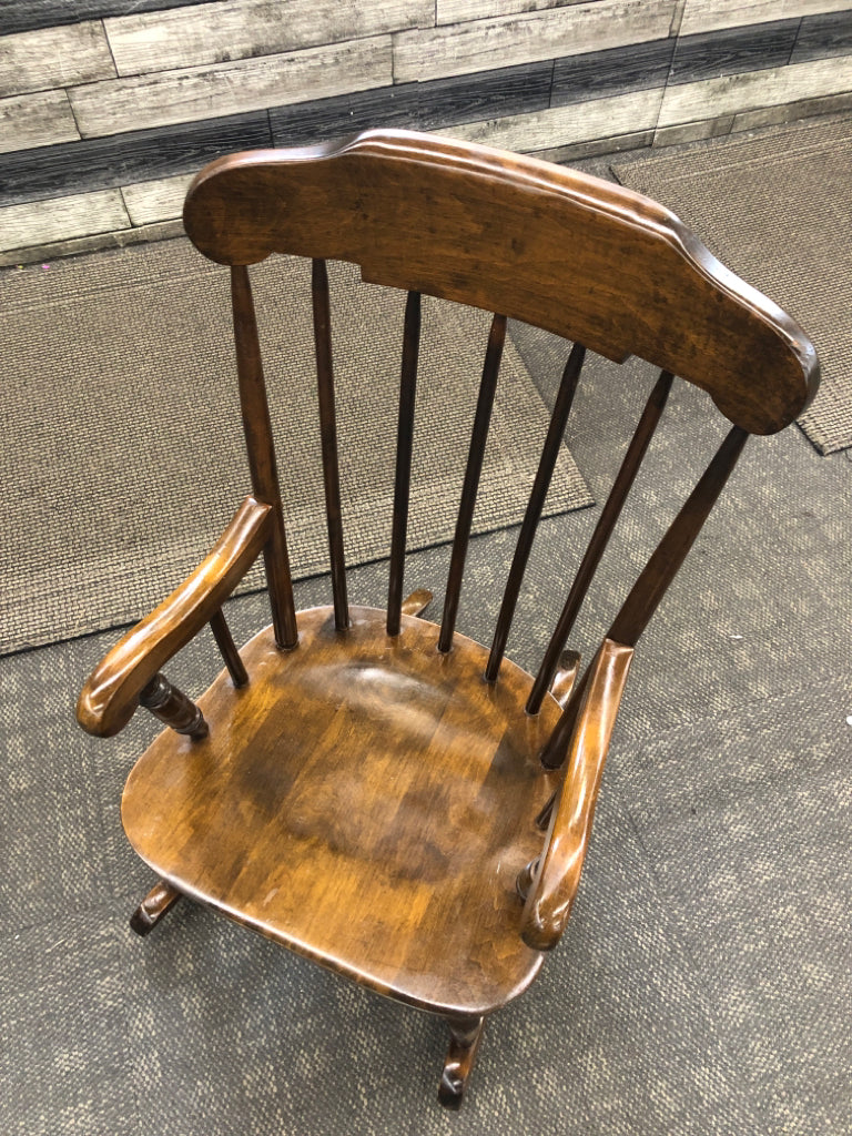 DK WOOD CHILDRENS ROCKING CHAIR.