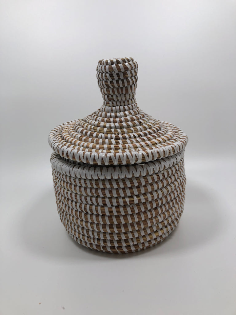 WHITE WOVEN BASKET W/TALL HANDLE.