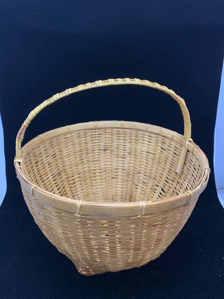 ROUND WICKER BASKET W/SHORT HANDLE.
