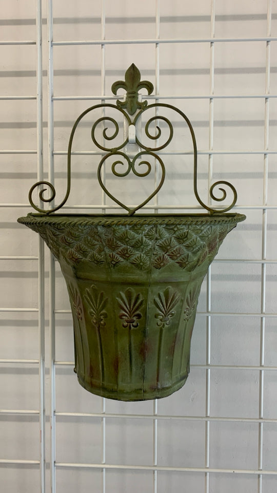 METAL WALL MOUNT PLANTER W/DISTRESSED FINISH.