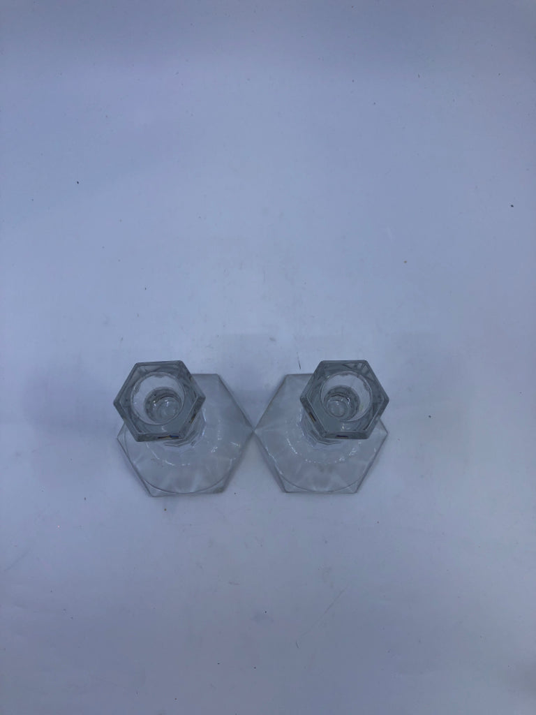 2 CLEAR GLASS TAPER CANDLE HOLDERS.
