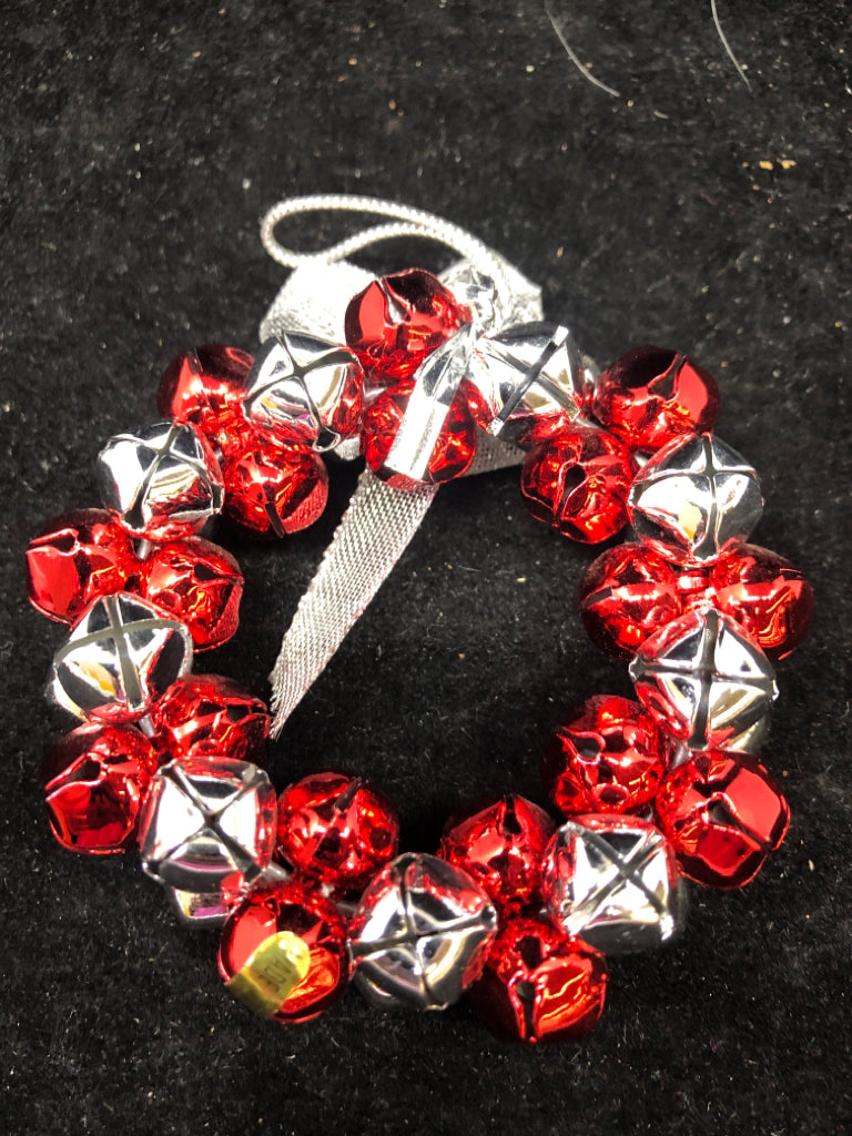RED/WHITE JINGLE BELL WREATH.