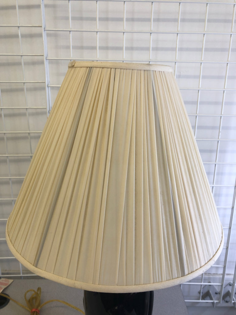 BLACK CERAMIC SHELL PATTERN BASE LAMP W CREAM SHADE.