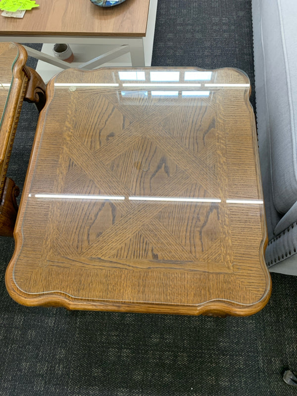 MAPLE END TABLE W GLASS TOP.