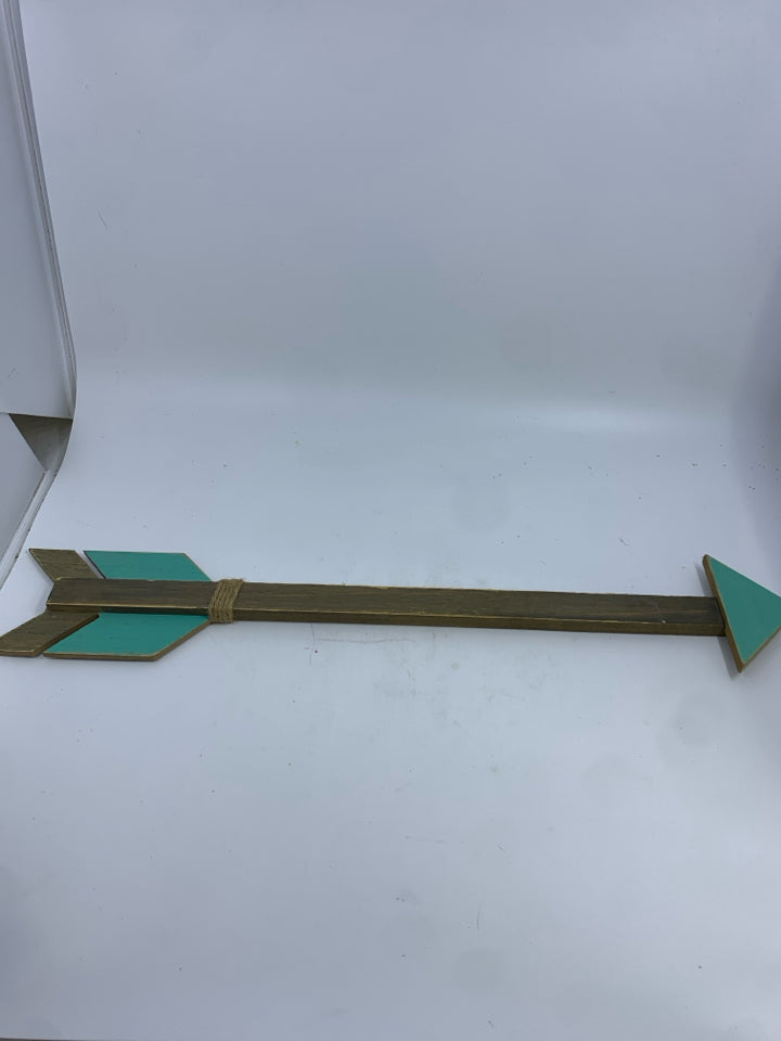 BLUE WOODEN ARROW WALL HANGING.