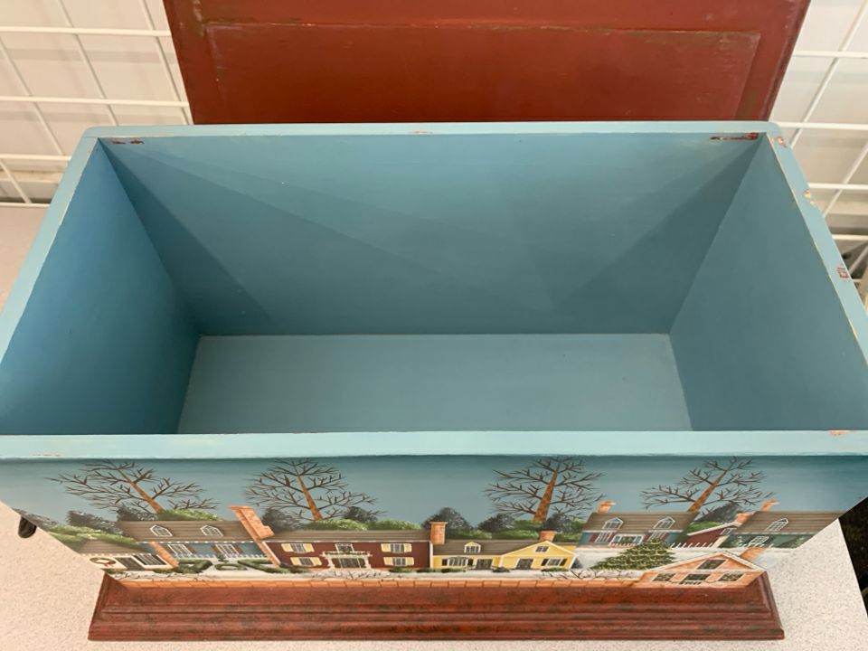 WILLIAMSBURG HAND-PAINTED STORAGE BOX W/LID.