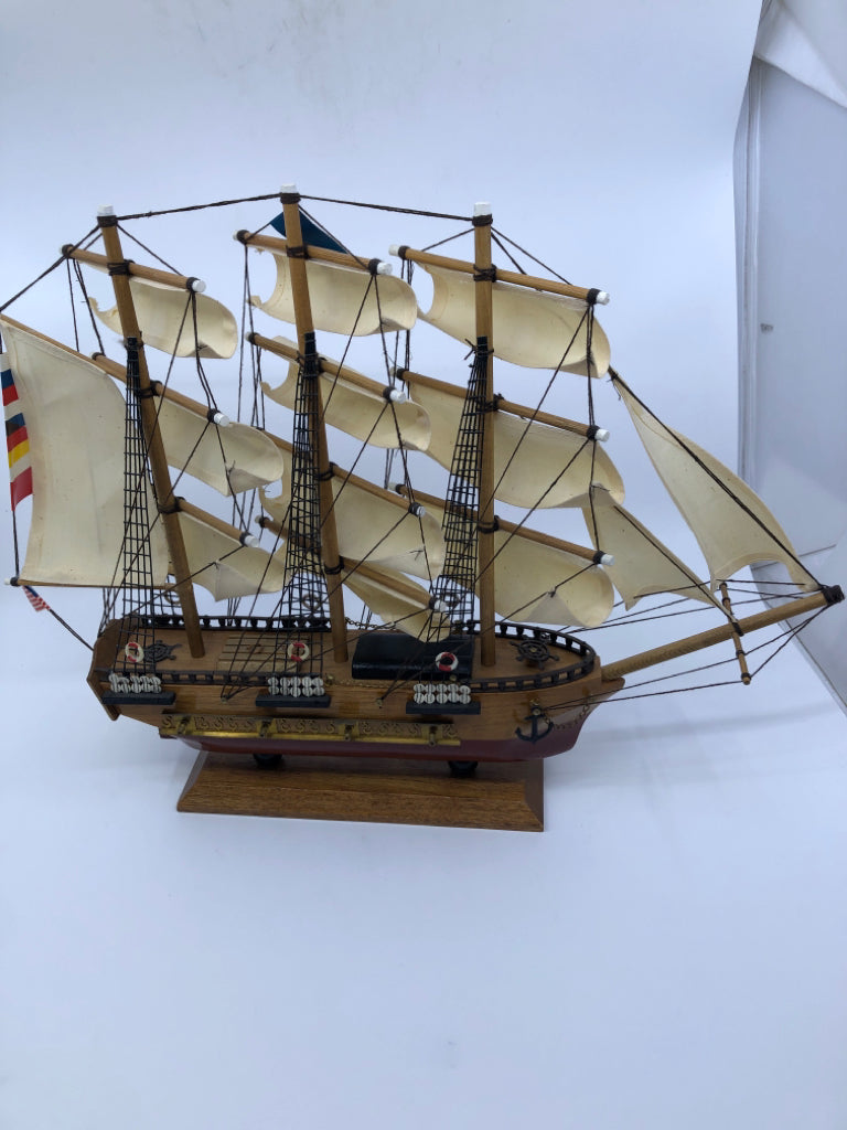 USS CONSTITUTION MODEL SHIP.
