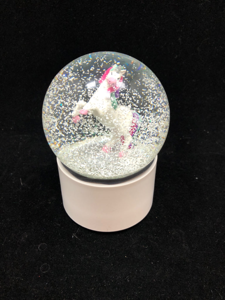 UNICORN GLITTER SNOW GLOBE.