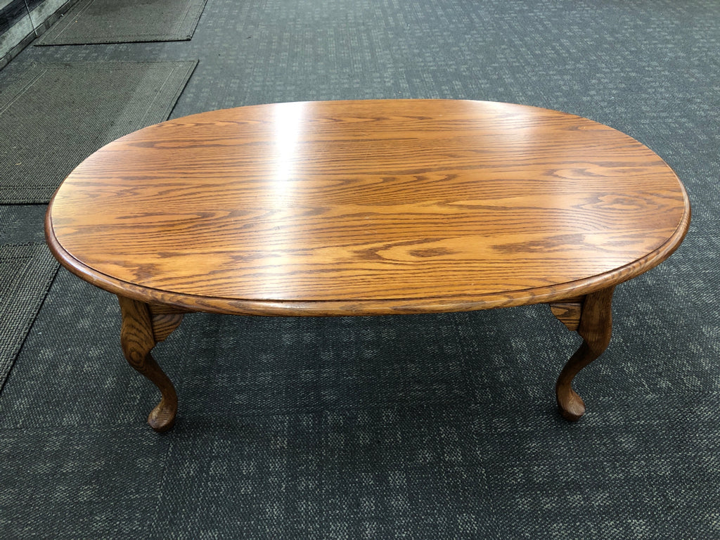 OVAL WOOD COFFEE TABLE W/CURVED LEGS.
