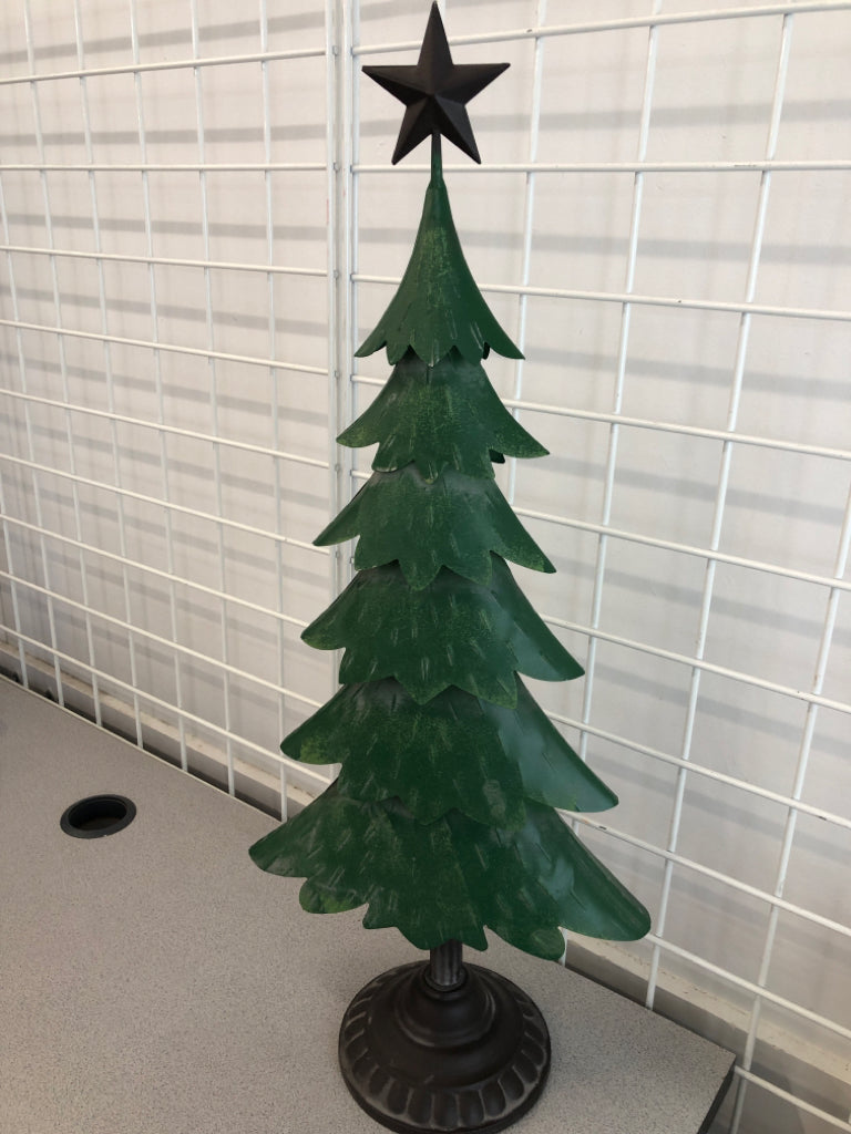 METAL CHRISTMAS TREE W/METAL BASE.