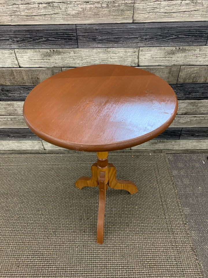 ROUND WOOD FLIP TOP SIDE TABLE W/SPINDLE BASE.
