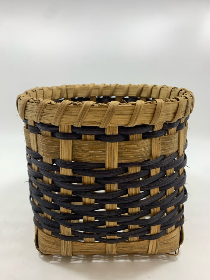 ROUND WOVEN SQUARE BOTTOM BASKET W/BLUE LINES.