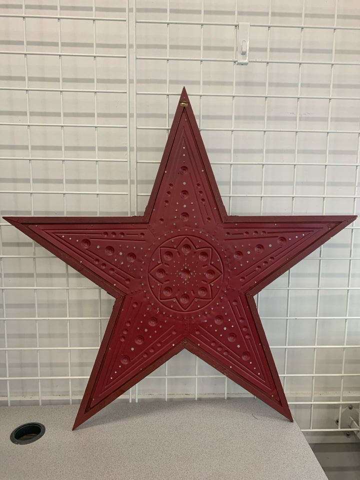 LG RED METAL STAR WALL HANGING.