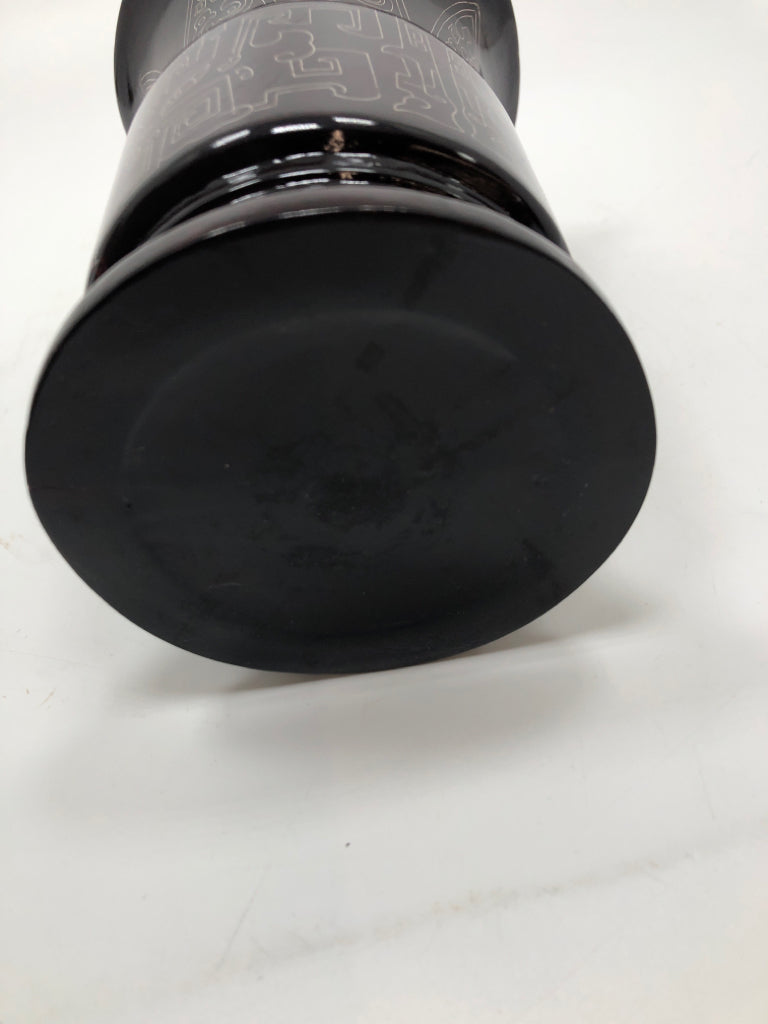WOOD LACQUER VASE IN FABRIC BOX VASE.