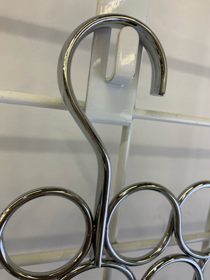 METAL LOOP SCARF HANGER.