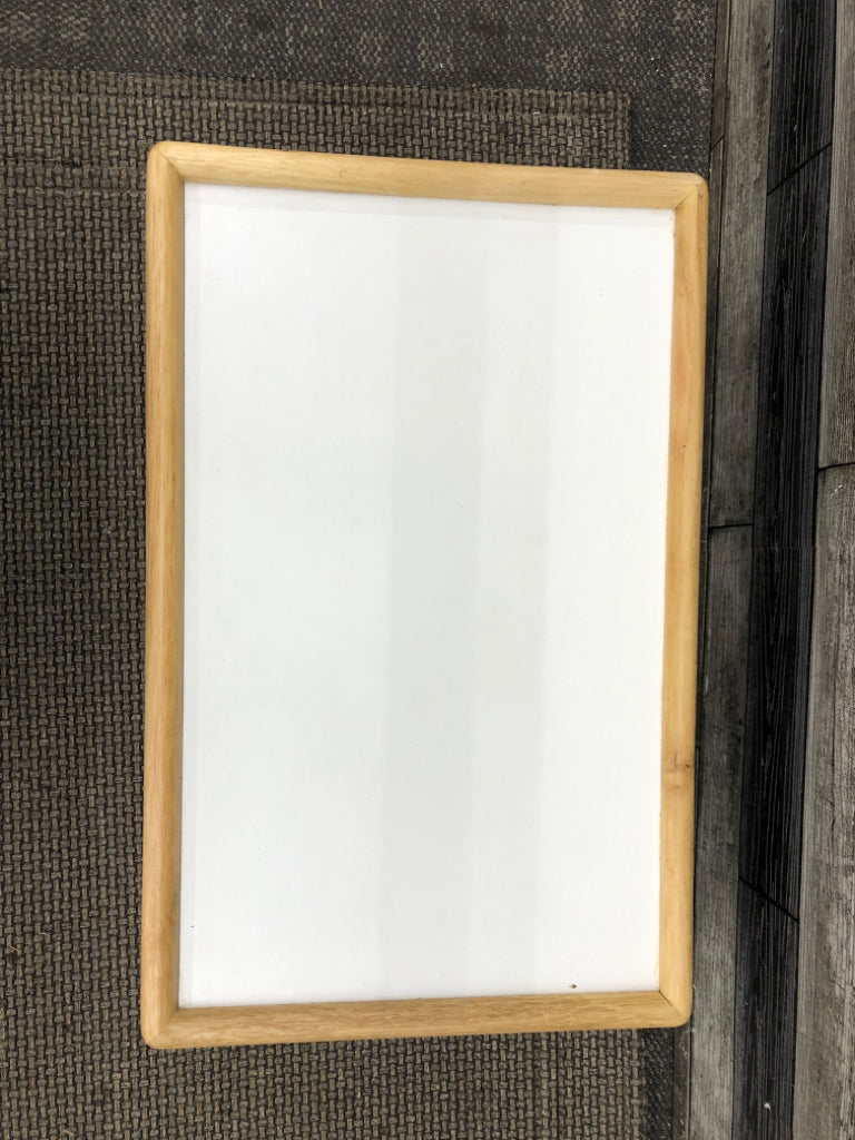 BAMBOO LAP TRAY W/FOLDING LEGS.