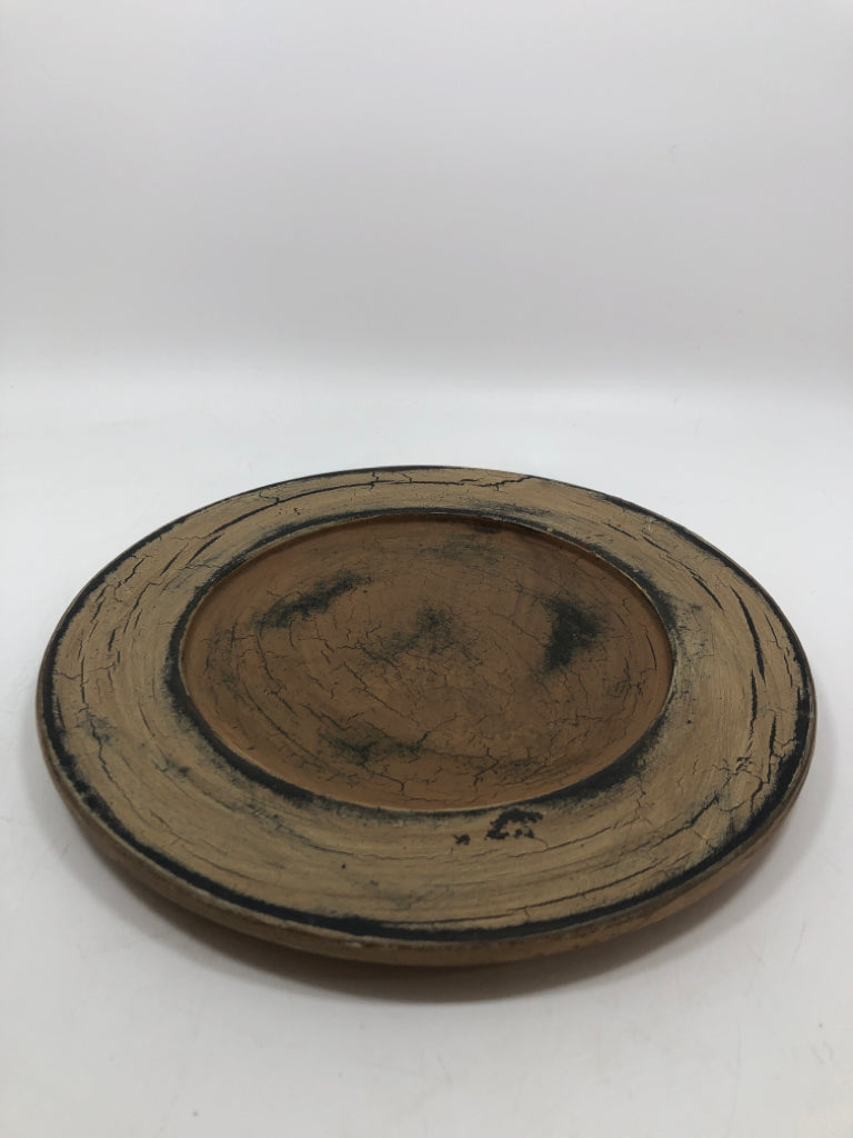 PRIMITIVE DISTRESSED BROWN WOODEN PLATE.