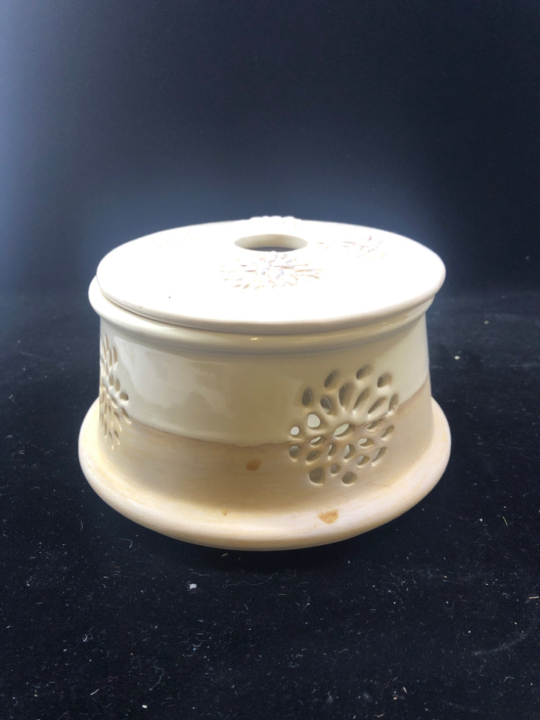 YANKEE CANDLE CREAM W/CUTOUTS TEALIGHT HOLDER W/LID.