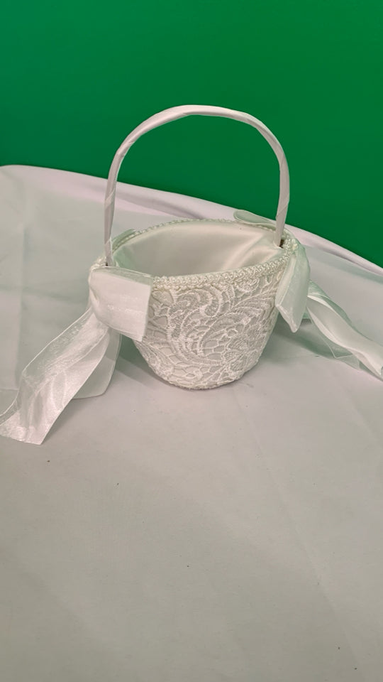 NIP FLOWER GIRL BASKET.