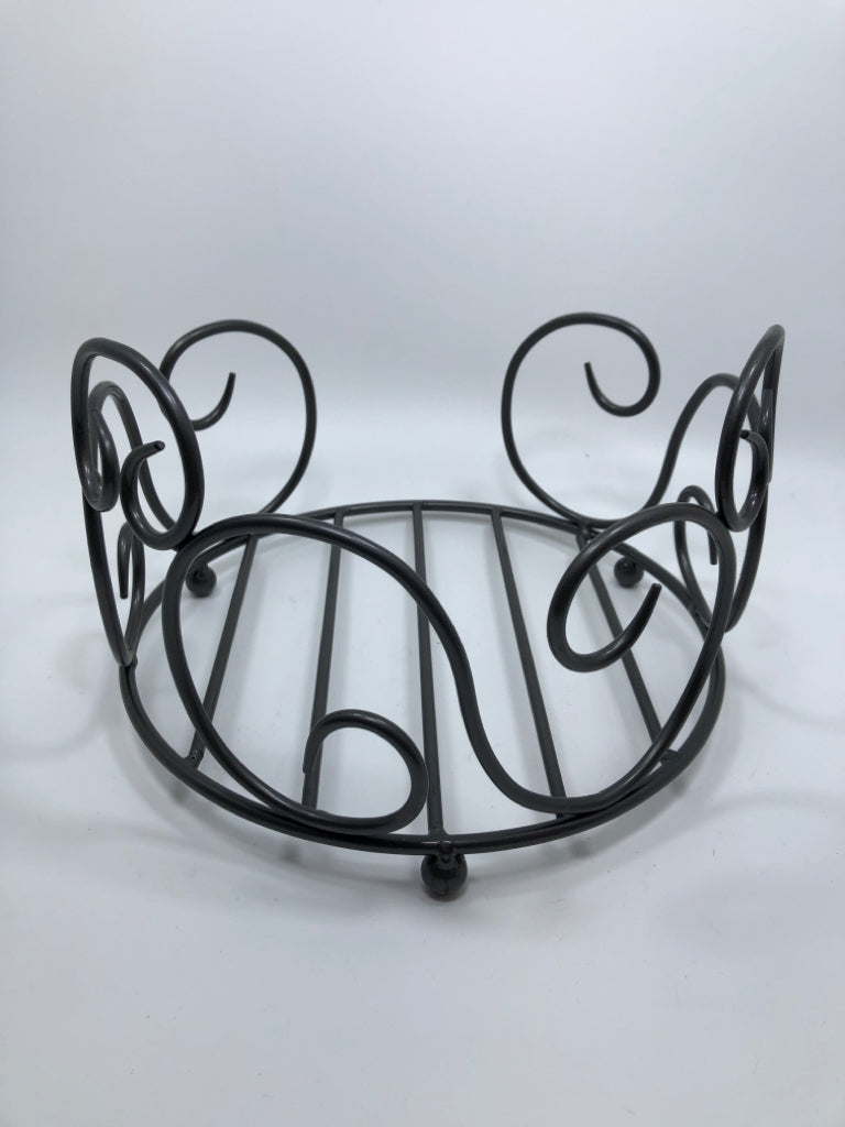 METAL SCROLL DESSERT PLATE HOLDER.