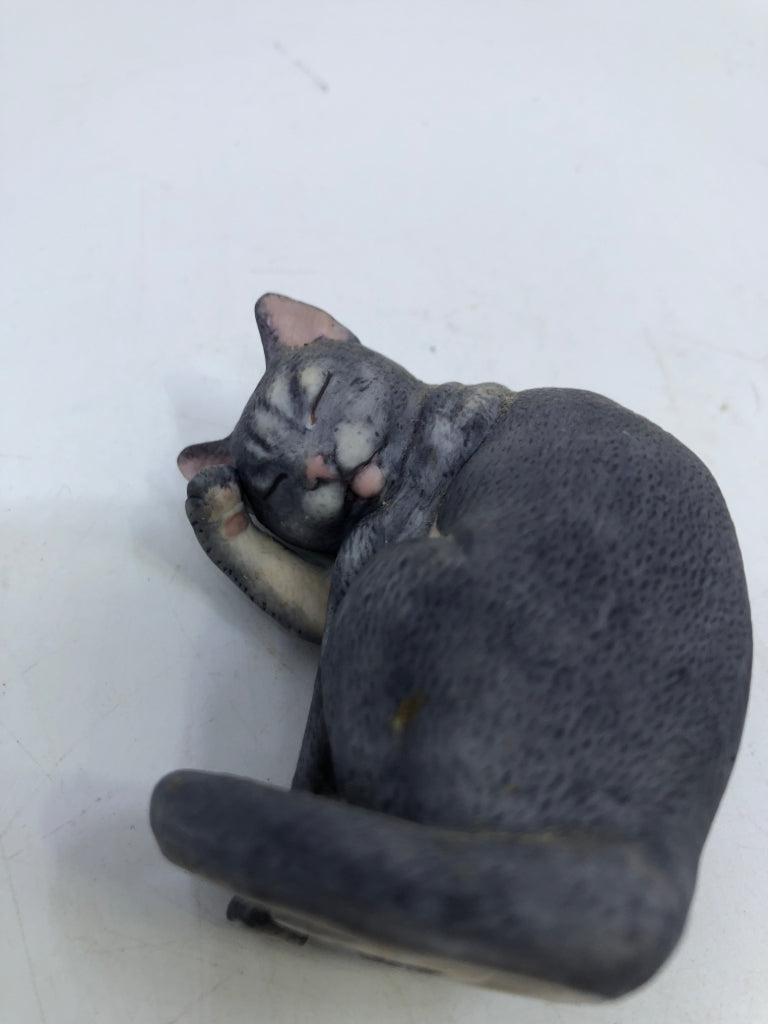 CERAMIC GRAY CAT.
