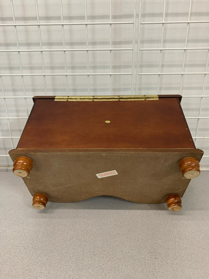 FLIP TOP LID JEWELRY BOX.