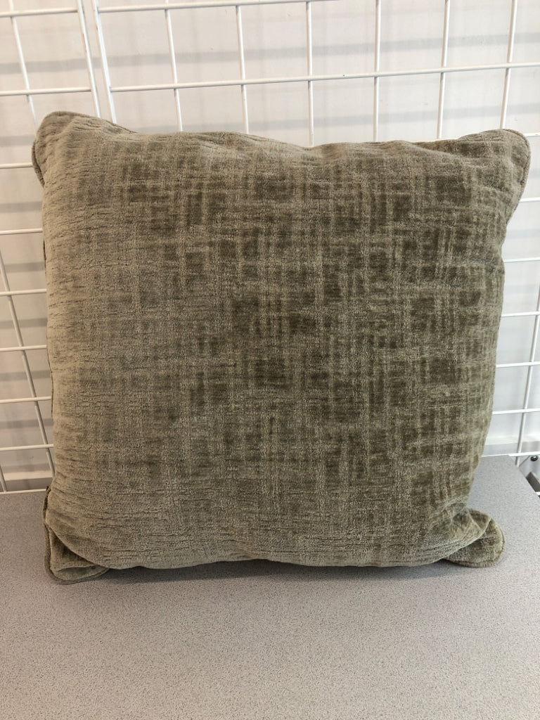 GREY TEXTURED ACCENT PILLOW.